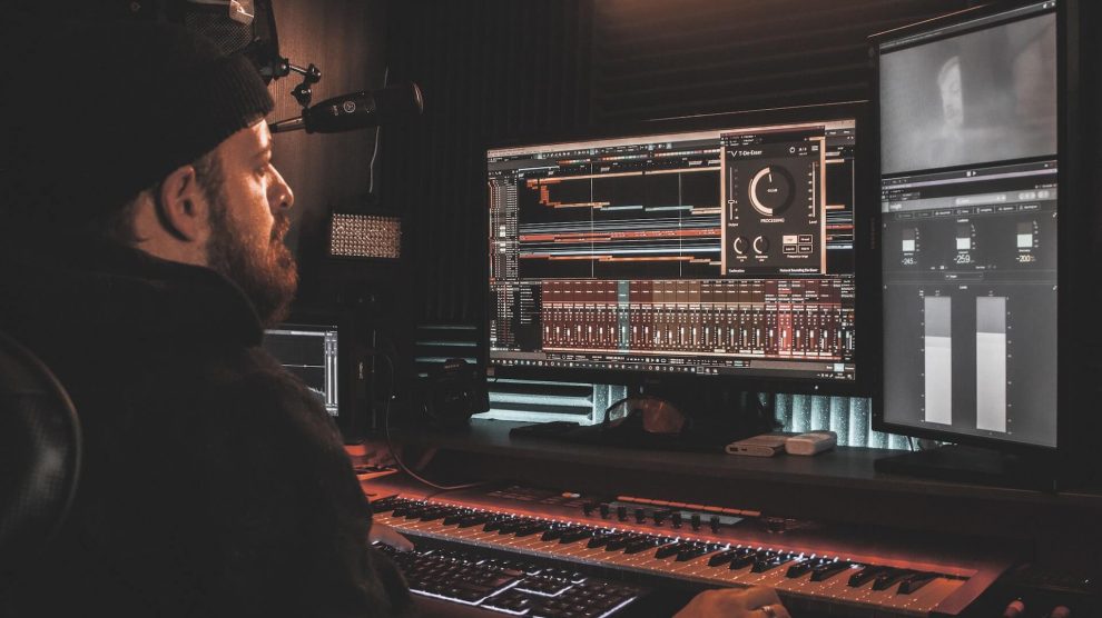 Um técnico de som habilidoso que trabalha em um computador para criar uma trilha sonora, ajustando finamente os elementos de áudio para criar uma experiência de áudio perfeita.